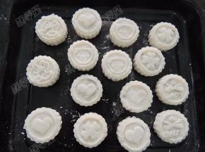 轻轻用力按压，提起月饼模具，红豆山药糕就做好啦