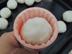 放入月饼模中