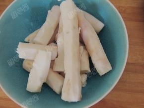 蒸好的山药取出晾至温热，用手撕去山药外皮