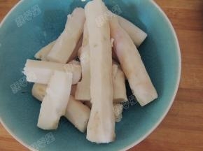 蒸好的山药取出晾至温热，用手撕去山药外皮