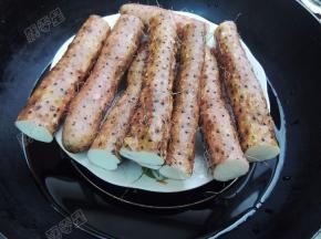 入锅蒸熟，用筷子能扎透就可以了