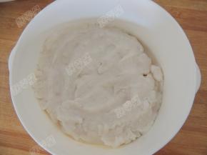 将蒸熟的山药按压成山药泥