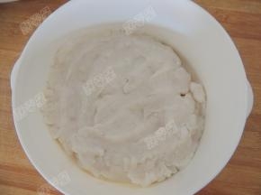 将蒸熟的山药按压成山药泥