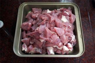 将猪肉清洗干净后沥干水，然后切成小块。