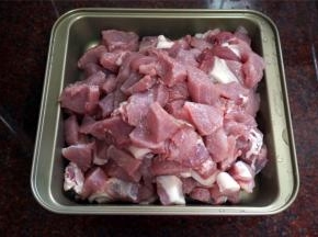 将猪肉清洗干净后沥干水，然后切成小块。