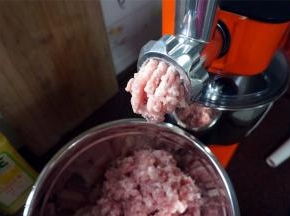 用厨师机将肉搅碎。