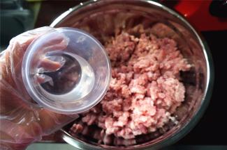 加入高度曲酒，拌均匀。