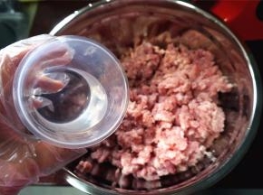 加入高度曲酒，拌均匀。