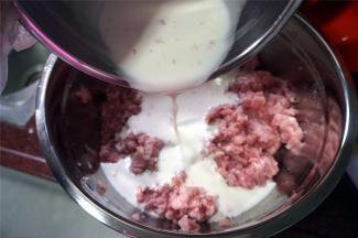 淀粉兑水后拌成淀粉浆，倒入。