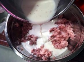 淀粉兑水后拌成淀粉浆，倒入。