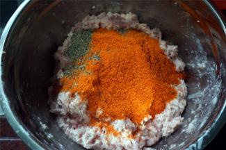 然后加入黑胡椒粉和奥尔良烤翅粉。