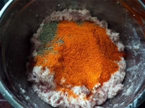 然后加入黑胡椒粉和奥尔良烤翅粉。