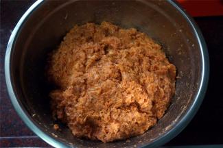 手带上手套，然后抓均匀，盖上保鲜膜，放冰箱保鲜层腌制4个小时以上。