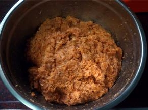 手带上手套，然后抓均匀，盖上保鲜膜，放冰箱保鲜层腌制4个小时以上。