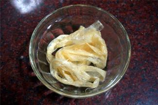 准备灌肠前，将肠衣套在水龙头上，用清水冲洗一次里头。然后用温水浸洗干净外表后沥干水备用。