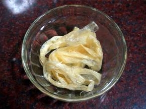 准备灌肠前，将肠衣套在水龙头上，用清水冲洗一次里头。然后用温水浸洗干净外表后沥干水备用。