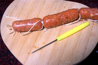 用牙签或者针，在扎好的肠上刺上孔，排气，记得多刺些小孔哦。