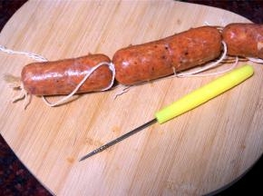 用牙签或者针，在扎好的肠上刺上孔，排气，记得多刺些小孔哦。