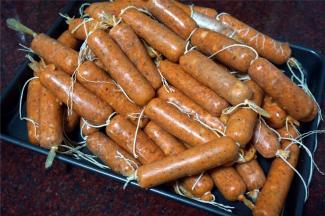 将肠衣套在灌肠机口上，开端用棉线扎紧，然后开始填肉馅。整体灌好肠后，用棉线每间隔10厘米左右扎一段。