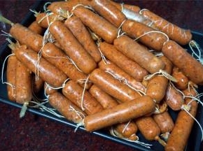 将肠衣套在灌肠机口上，开端用棉线扎紧，然后开始填肉馅。整体灌好肠后，用棉线每间隔10厘米左右扎一段。