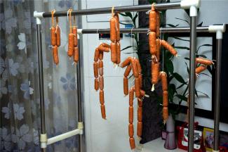 将做好的脆皮肠挂起晾干，晾一个晚上或者晾一天。