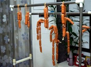 将做好的脆皮肠挂起晾干，晾一个晚上或者晾一天。