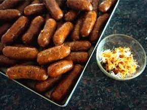 然后剪掉绳头，一段段剪断，放冰箱冷冻层保存，吃的时候解冷，煎香或者用烤箱烤香都可以。