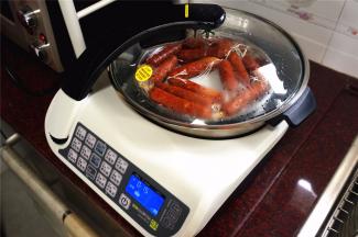 将表皮晾干了的脆皮肠，用中火蒸15分钟，将其蒸熟。