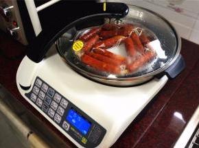 将表皮晾干了的脆皮肠，用中火蒸15分钟，将其蒸熟。