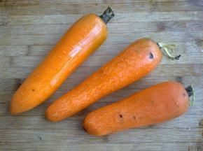 胡萝卜洗净削掉皮。