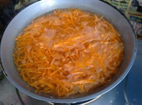 锅里水开后，倒入胡萝卜丝，煮三分钟左右，胡萝卜丝变软。