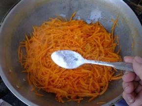 捞出控干水，先加入盐。