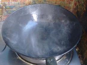 锅里倒入适量油，油烧热，烧到冒很大的油烟。