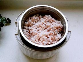 红粳米可以直接蒸饭吃，当然更健康。水量根据家人喜好随意增减，喜欢硬点的就少放点儿水，喜欢软点的就多放一点水，随意哈。