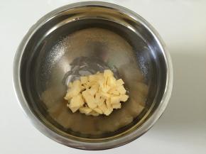 黄油切小块室温软化；