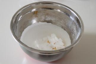 筛入糖粉和盐；