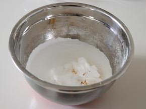 筛入糖粉和盐；
