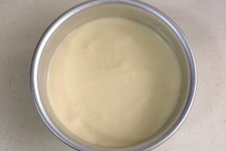 把完成的蛋糕糊倒入6寸戚风模具中，震出气泡。