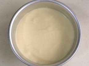 把完成的蛋糕糊倒入6寸戚风模具中，震出气泡。