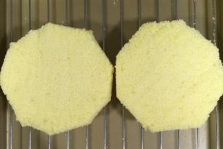 将烤好的戚风切出2片大约1～1.5厘米厚度的薄片，然后把蛋糕片边缘切掉一些，只要比6寸模具小点即可。