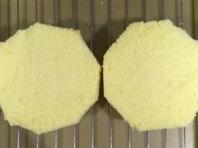 将烤好的戚风切出2片大约1～1.5厘米厚度的薄片，然后把蛋糕片边缘切掉一些，只要比6寸模具小点即可。