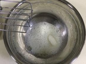 在蛋白内加入几滴柠檬汁，用电动打蛋器搅打。
