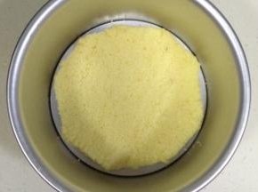 在模具中放入一片戚风蛋糕片。