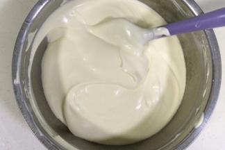 第一次翻拌均匀后再加入下一次液体的量。