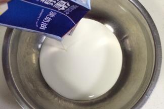 将250克淡奶油倒入无水无油的盆内。