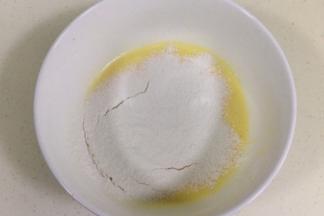 筛入低筋面粉。