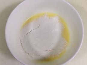 筛入低筋面粉。