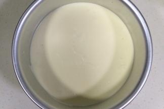 倒入一半的慕斯糊。