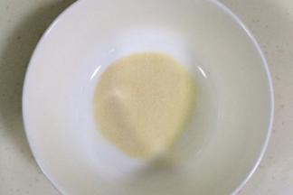 称出10克吉利丁粉。