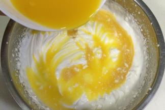 分两次倒入搅拌好的百香果吉利丁液，进行翻拌。